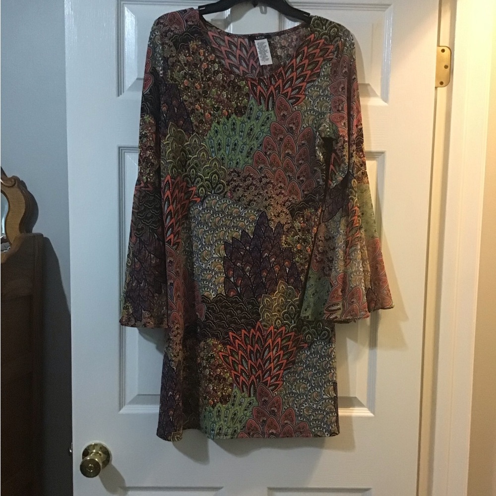 MSK Multicolor Bell-Sleeve Patterned Dress in Coral, Olive & Navy - Picture 3 of 5